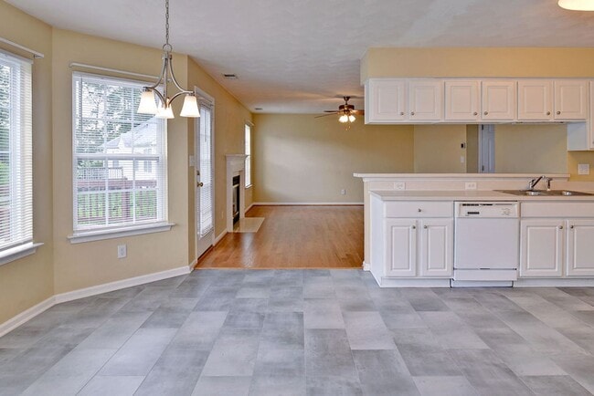 Building Photo - Spacious & Updated Hampton Home