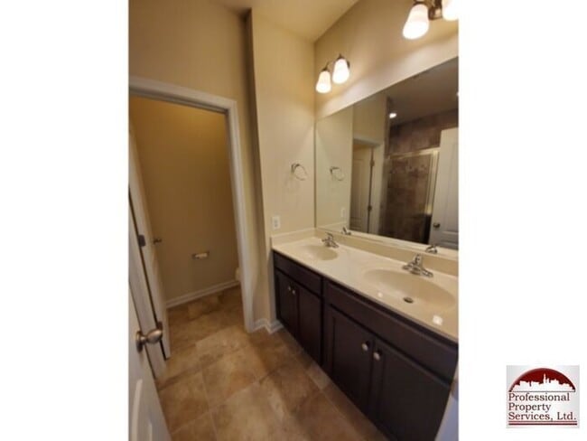 Building Photo - Beautiful Luxury Townhome Near Everything!