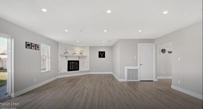Building Photo - 906 Huntington Dr