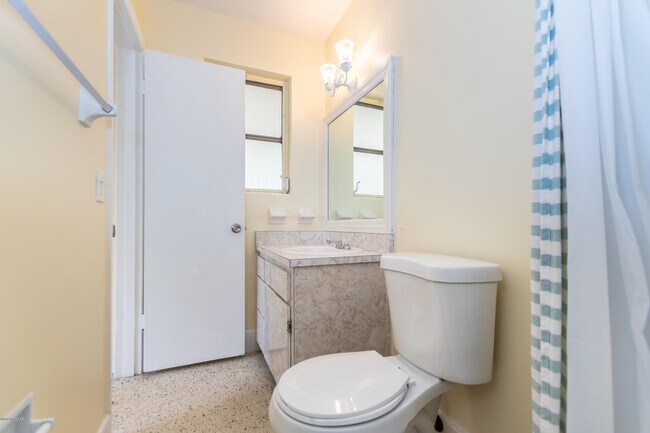 Building Photo - 136 Valencia Dr