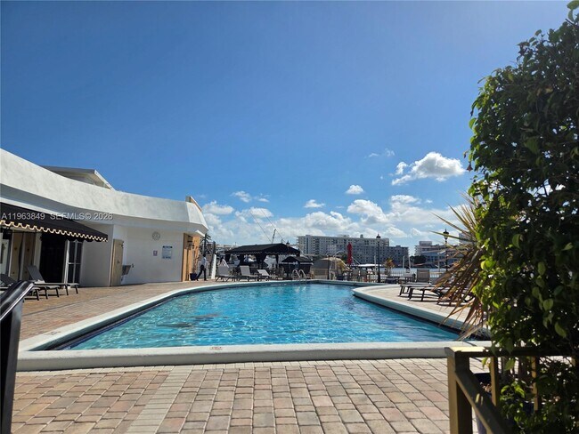 Building Photo - 100 Golden Isles Dr