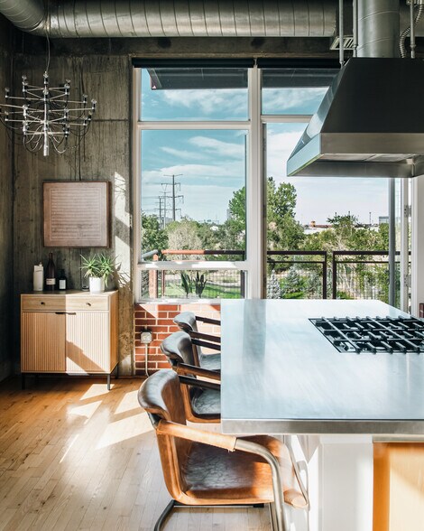 Building Photo - 2000 Little Raven St