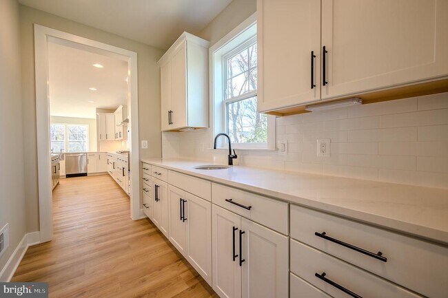 Building Photo - 2424 Carey Ln