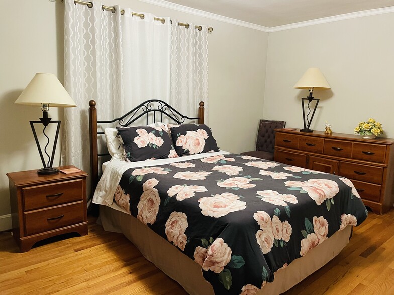 Queen Bedroom #3 - 5027 Hollow Rock Rd