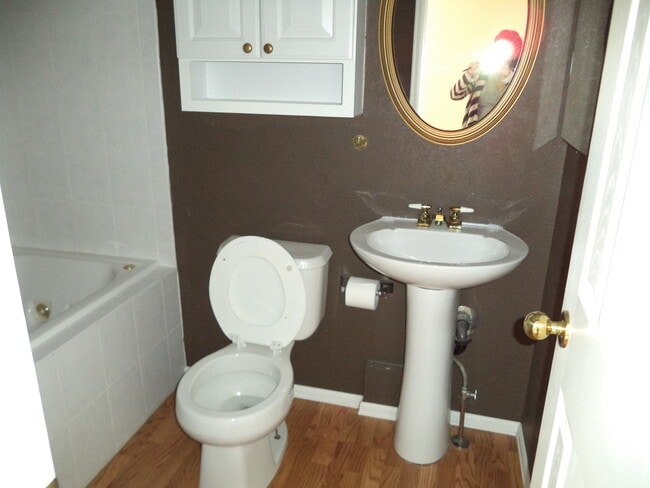 Building Photo - 3 bedrooms plus loft!  Main Floor Master plus so much more!