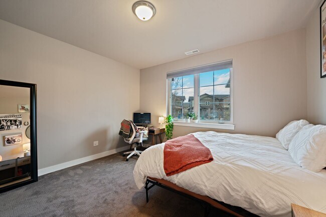Building Photo - Modern 4-bedroom 3-bathroom Home