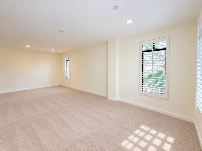 Building Photo - 5625 Crescent Prk W
