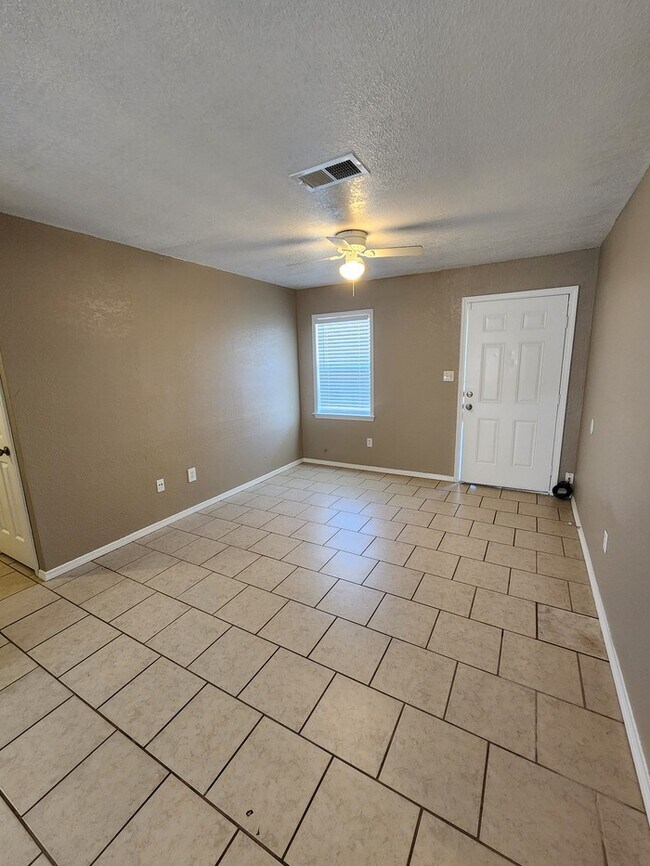 Building Photo - 3 bed 1 bath home with large backyard!