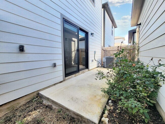 Building Photo - 2044 Arendale Dr