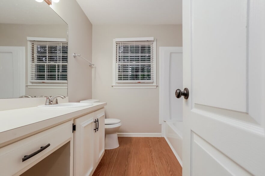 Building Photo - 107 Springwater Trce