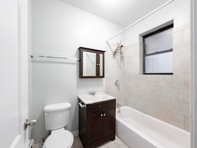 Building Photo - 4424 N Wolcott Ave