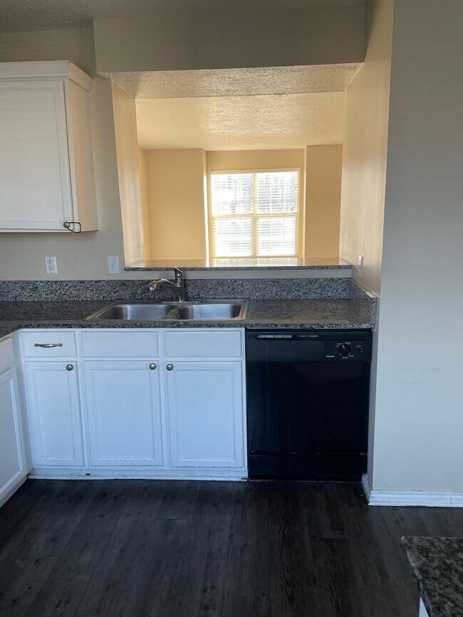 Building Photo - BEAUIFUL TOWNHOME!!!