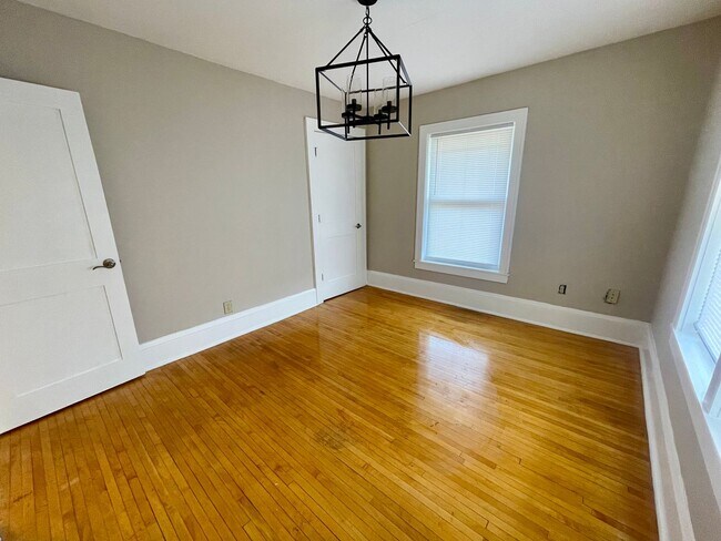 Building Photo - Immediate Move In or Nov 1st Beautiful 3 B...