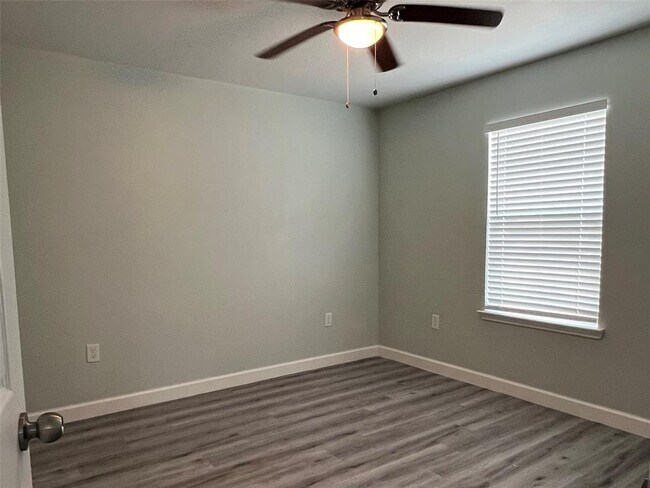 Building Photo - 22061 Russell Dr