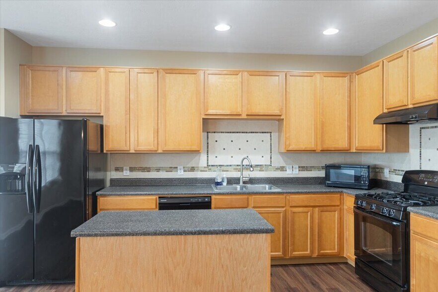 Building Photo - 13310 Golden Gate Dr W