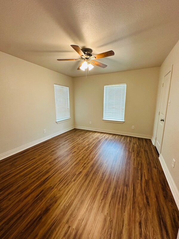 Building Photo - 1535 E Elmore Ave