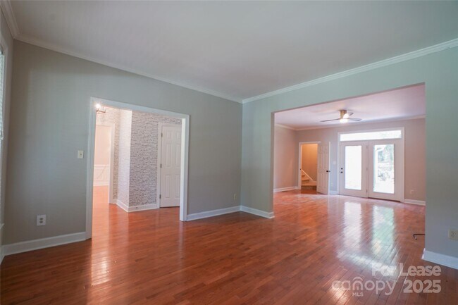 Building Photo - 6932 Foxglove Dr