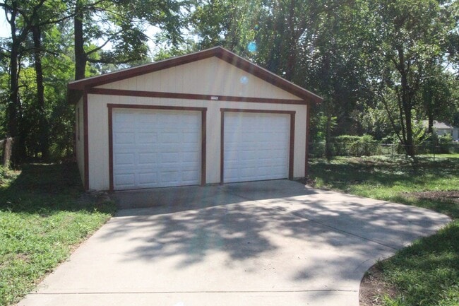 Building Photo - 4 Bedroom 2 Bath Updated Home In Overland Park