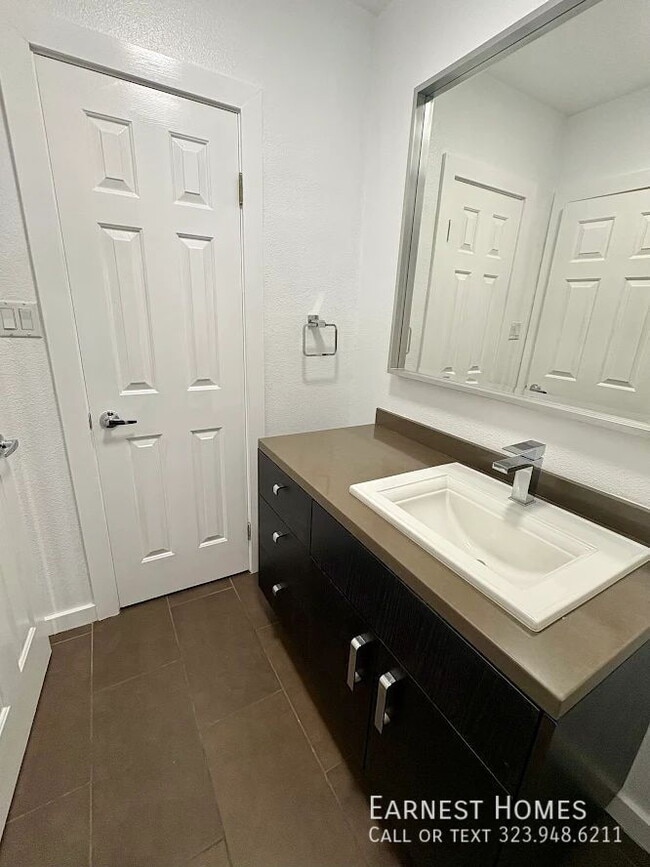 Building Photo - 141 S Clark Dr