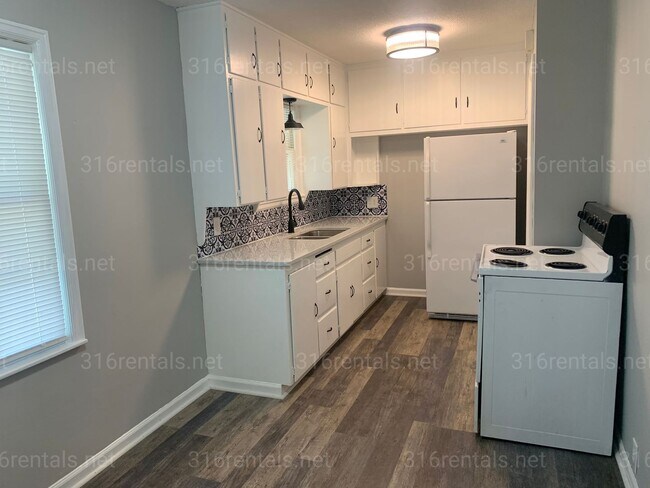 Building Photo - $950 - 2 bedroom 1 bathroom - Single family home *COMING SOON*