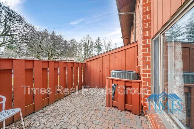 Building Photo - 704 Worthington Dr