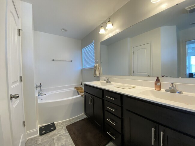 Building Photo - 140 Verdmont Dr