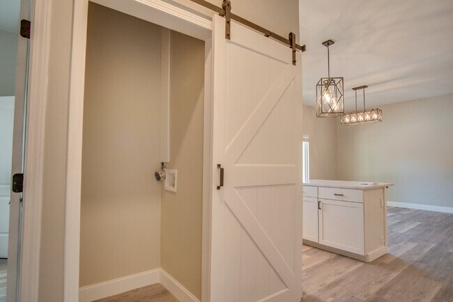 Building Photo - Modern 2 Bedroom Home Minutes from Downtow...