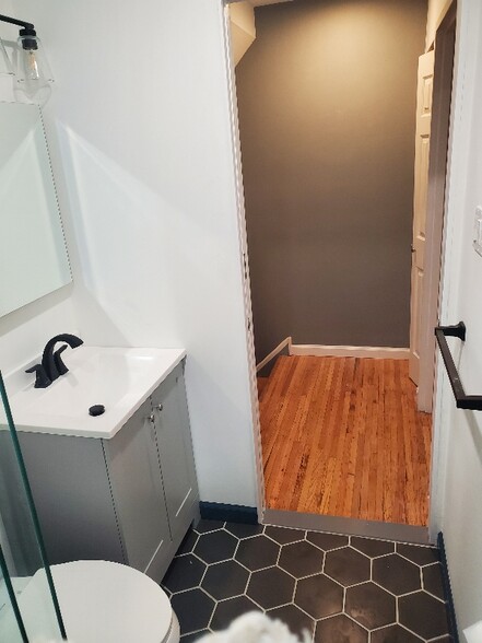 Building Photo - 541 Watkins St