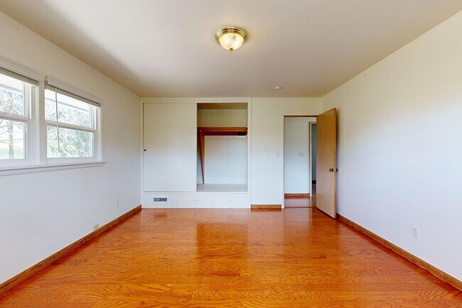 Building Photo - Farmhouse - Showings now Available