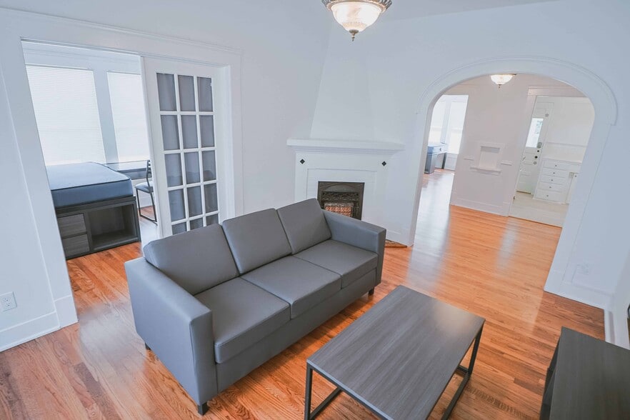 Living Room - Furnished - 4907 Louisiana St