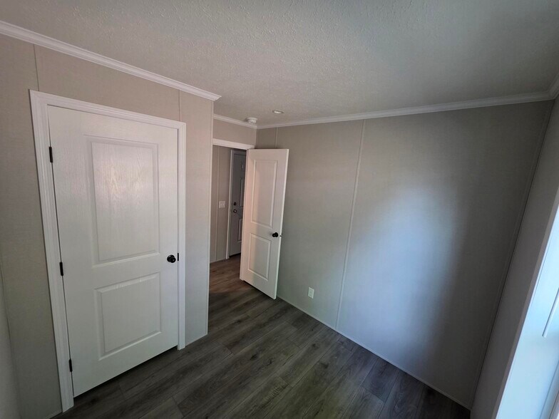 Building Photo - 16 Thomas Ln