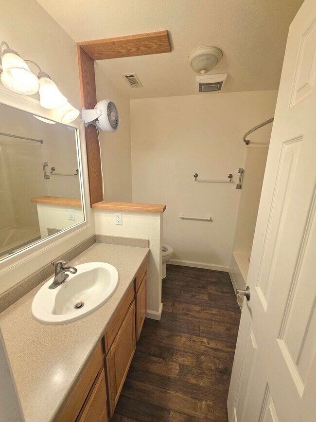 Building Photo - 4BR/3BA with PRIVATE IN-LAW SUITE / SECOND LIVING SET-UP