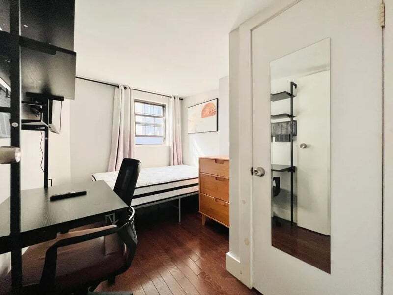 Building Photo - Furnished room/NOT APARTMENT