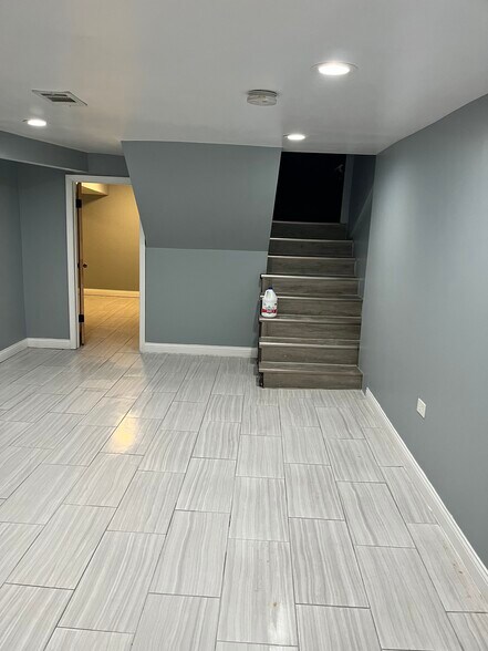 Building Photo - 6222 S Albany Ave