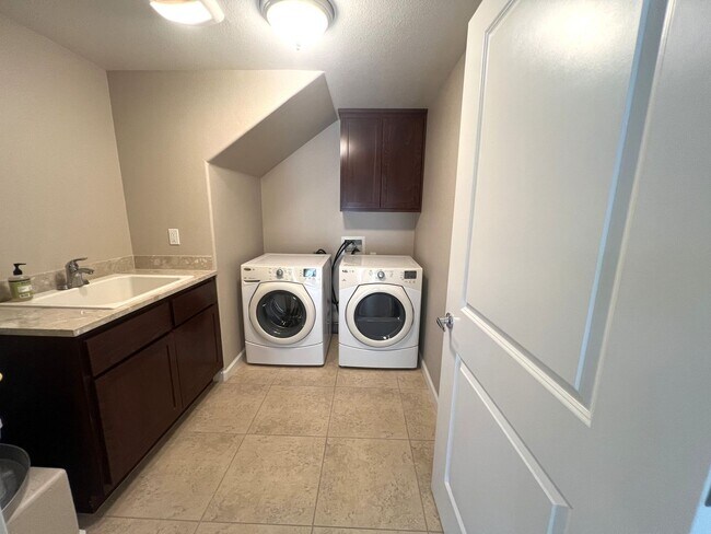 Building Photo - 460 Lindberg Cir