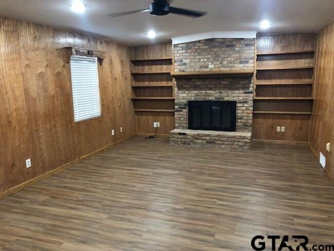 Building Photo - Cozy and affordable!