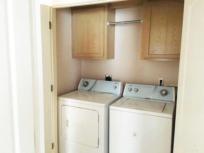 Building Photo - 14 Pebble Creek St