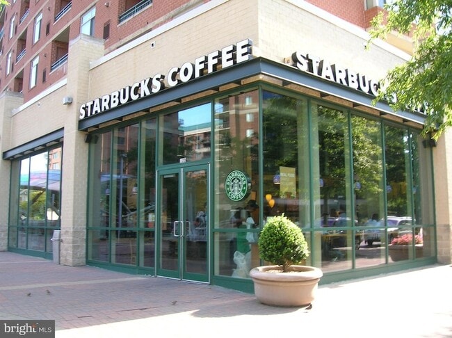 Building Photo - 3800 Fairfax Dr