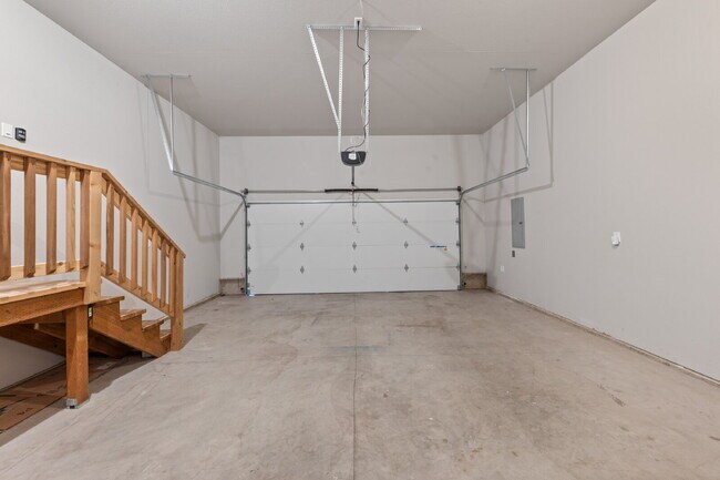 Building Photo - Spacious 4 bedroom home in Dayton
