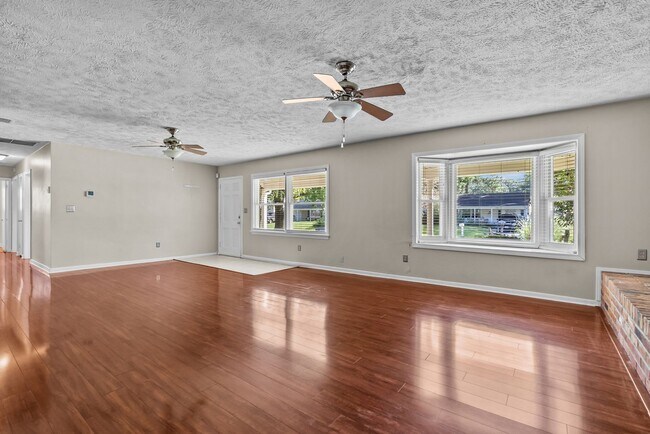 Building Photo - Great Location and Access to Interstate!