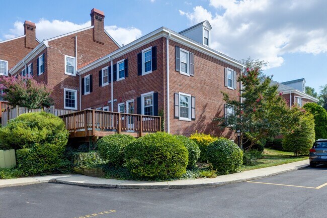 Building Photo - Charming End-Unit Townhouse in Fairlington