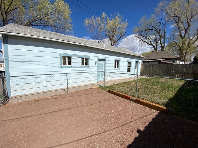 Building Photo - 2 bedroom 1 bath cottage
