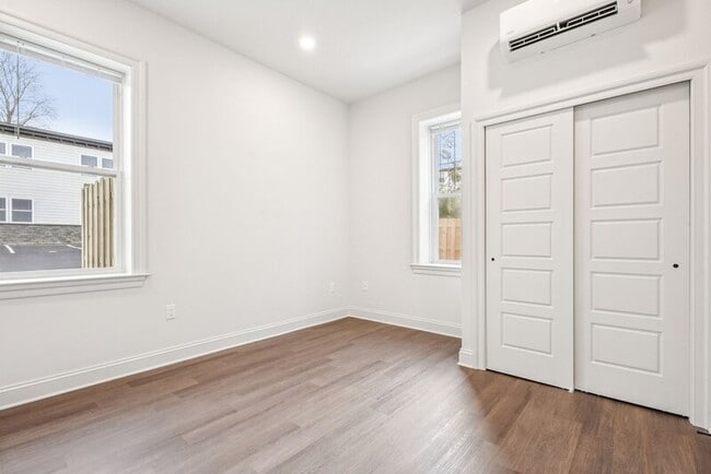 Building Photo - 472 Roxborough Ave