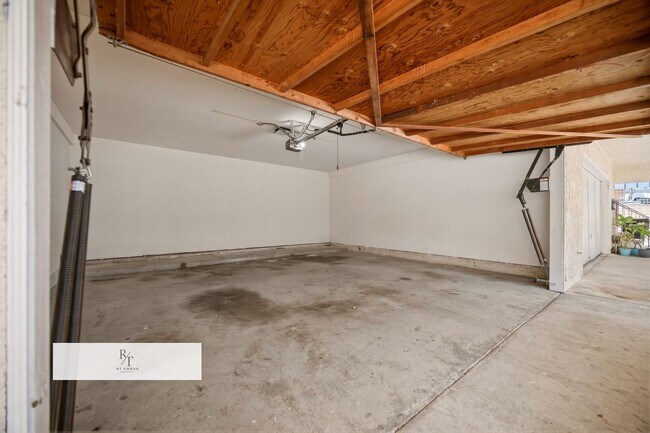 Building Photo - 5934 1/2 Alessandro Ave