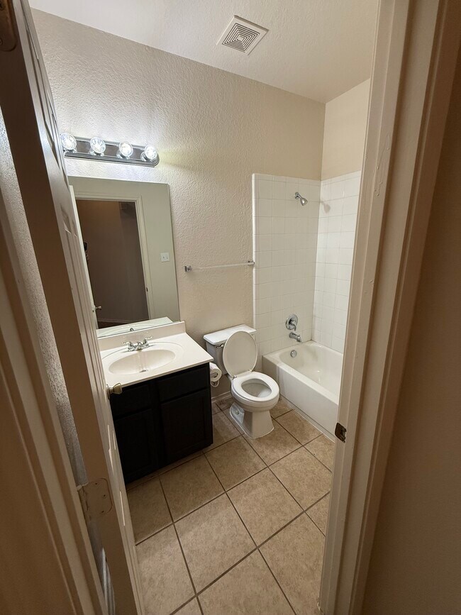 Building Photo - 536 Foxford Run Dr