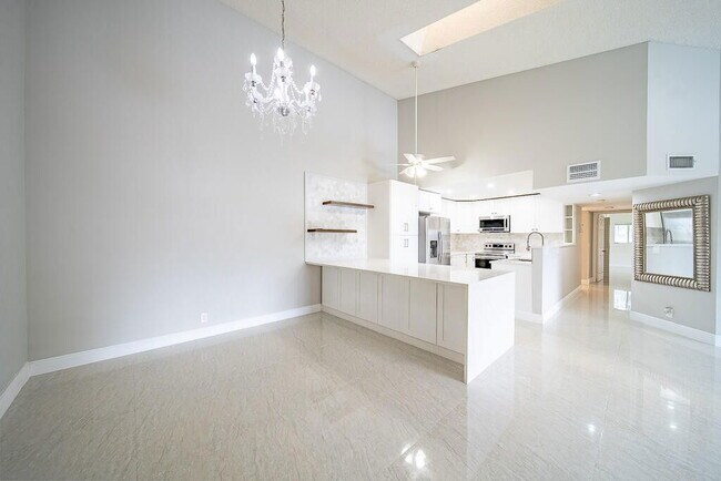 Building Photo - 13810 Oneida Dr