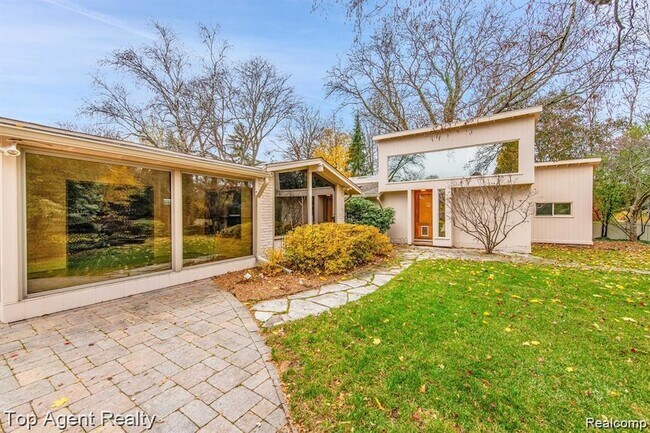 Building Photo - 5760 Snowshoe Cir