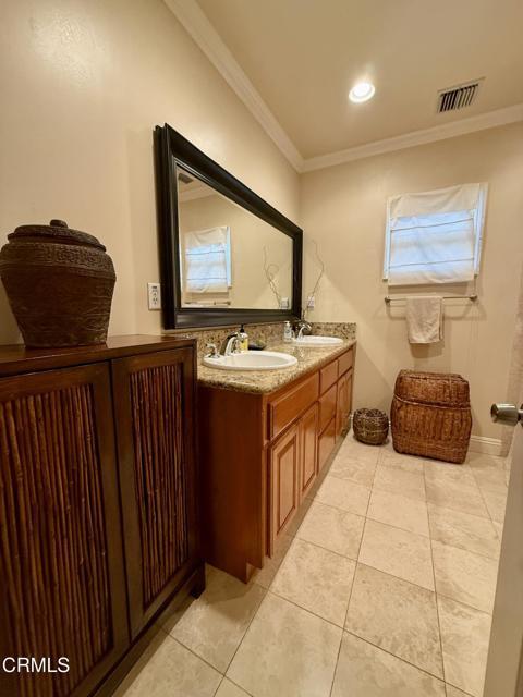 Building Photo - 1104 N Hidalgo Ave