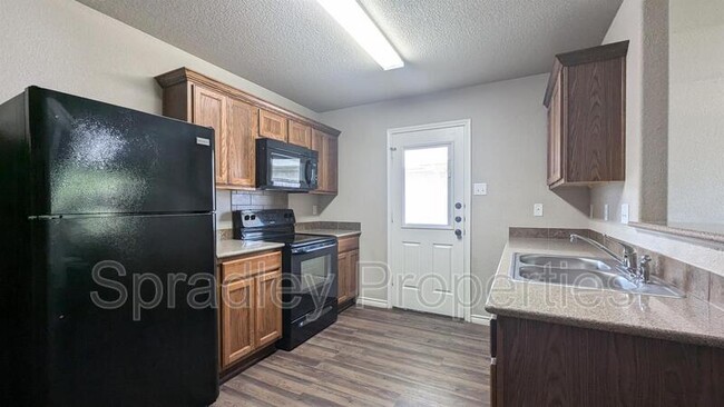 Building Photo - 505B Kacie Dr