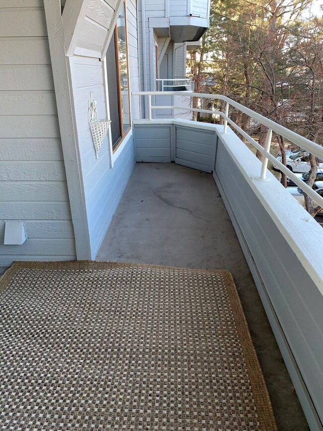 Building Photo - Charming 2 Bedroom Second Story Condo with easy access to everything!